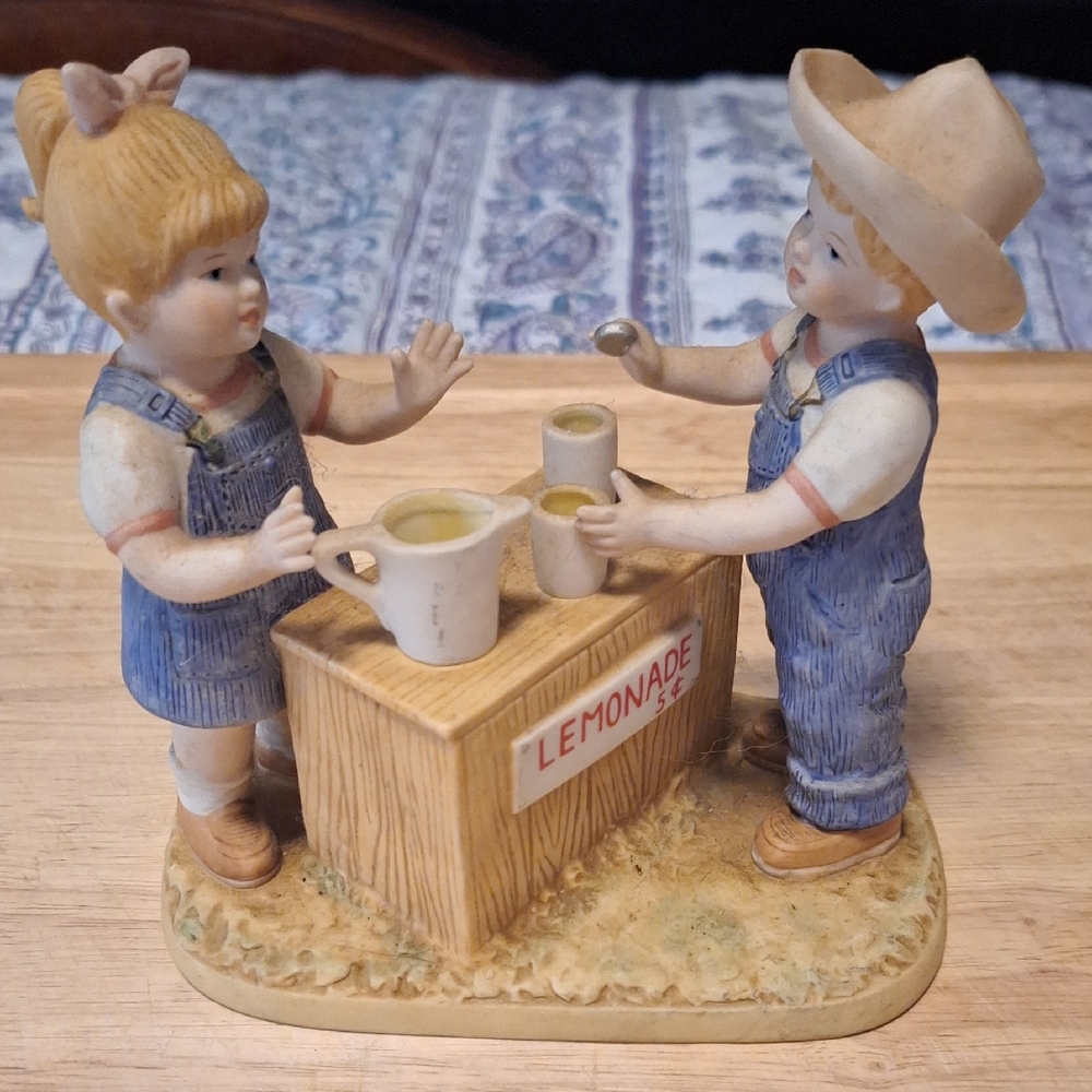 Charming Ceramic Figurine Set - Boy and Girl with Lemonade Stand